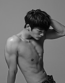 「“完璧すぎるキス顔”話題の新星が初アルバムで肉体美披露」1枚目/3