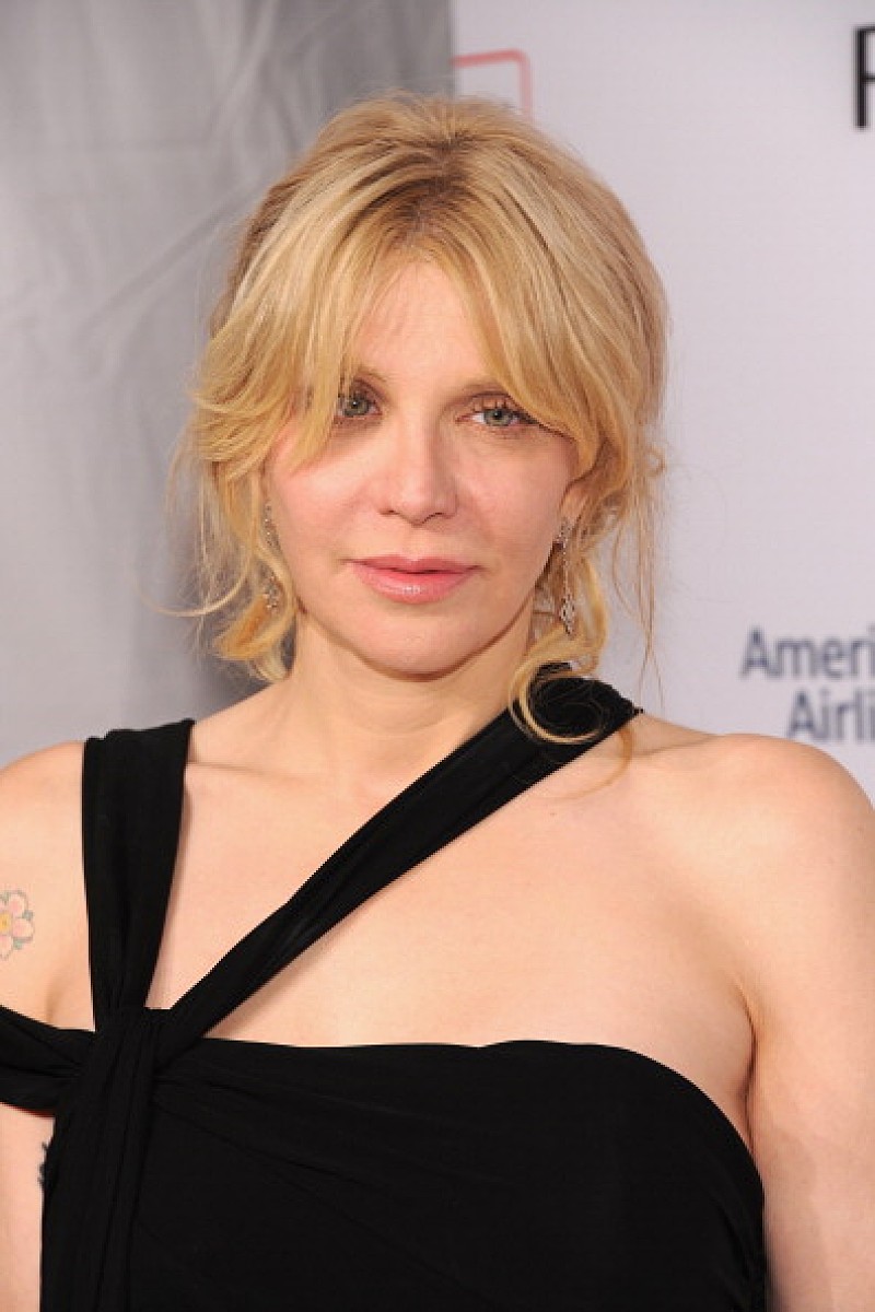 コートニー・ラヴ、スキャンダラスなツイートの裁判日せまる