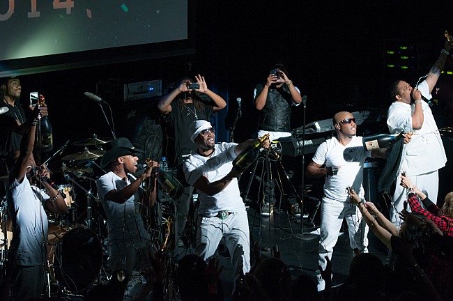 「テディ・ライリー率いる最強軍団が魅せた、最高にニュージャックなカウントダウン」1枚目/6