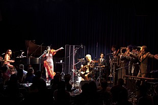 「鬼束ちひろ初のバンド名義ツアー開幕、裸足で熱唱」