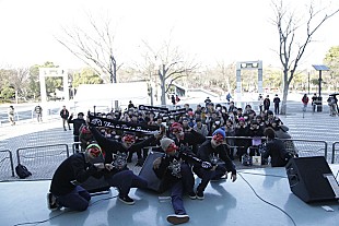 「ディスビズがゲリラ敢行 天狗が100人のロックファンと戯れる」