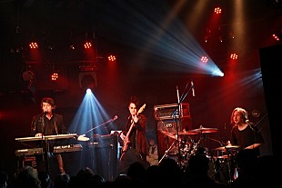 「ダーティ・ループス 日本初ライブで宇多田ヒカルをカヴァー。」