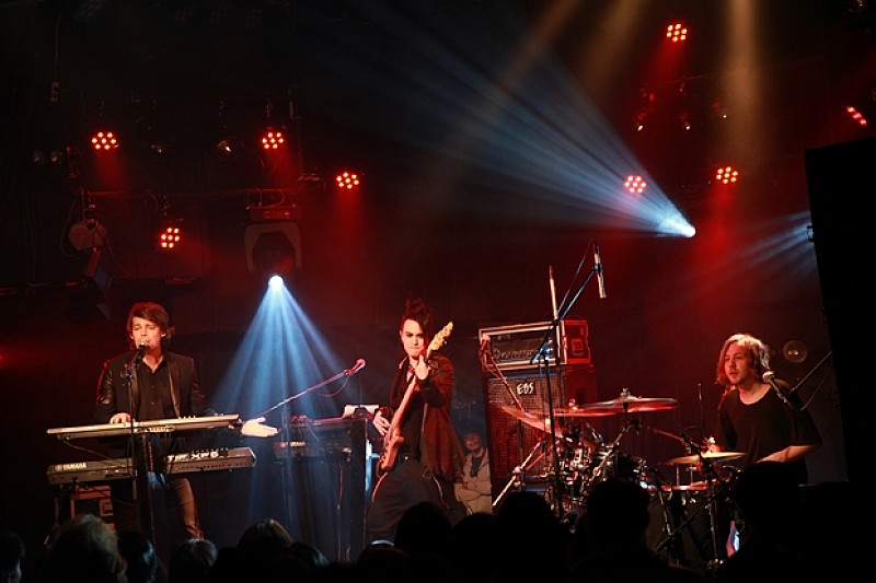 ダーティ・ループス 日本初ライブで宇多田ヒカルをカヴァー。