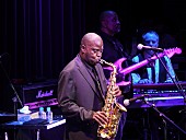 「鋼のグルーヴに身体を委ねてファンキー・タイムの高揚感を！　みんな準備はいいかい？」1枚目/5