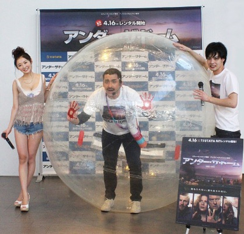 「ハーフ芸人デニス植野、ドームの中から海外ドラマ進出をアピール!?」1枚目/3