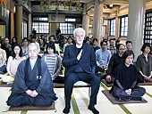 「巨匠ホドロフスキーが100人のファンとの坐禅会で説く　「金は物を持つためではなく、自らの魂をより豊かにするもの」」1枚目/1