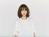 「矢野顕子が認めた若き天才、AZUMA HITOMIが新ビジュアルでは初の顔出し」1枚目/2