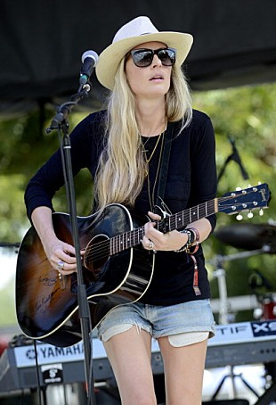 「カントリーの歌姫、ホリー・ウィリアムズが第一子を妊娠」