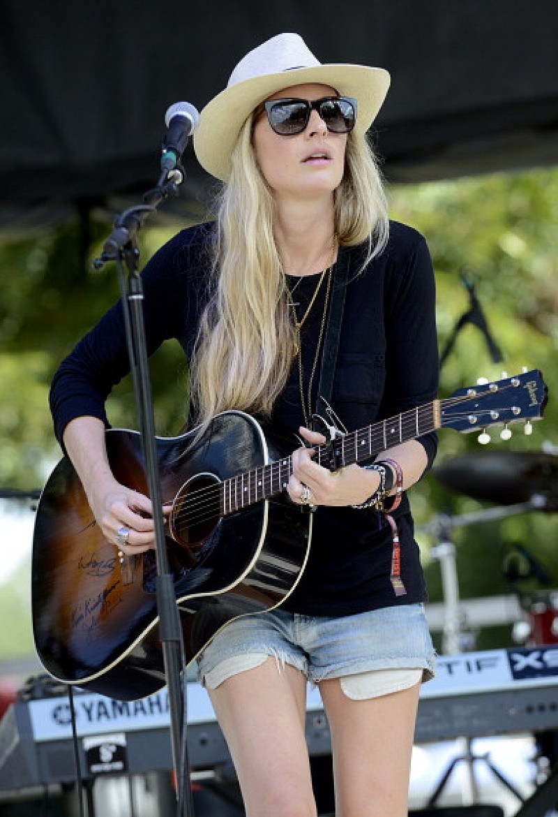 「カントリーの歌姫、ホリー・ウィリアムズが第一子を妊娠」1枚目/1