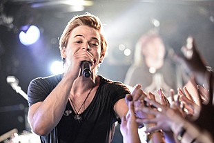 「ハンター・ヘイズ 「僕の方がもっと愛してる！」超プレミアム・ライブで日本のファンを虜に」