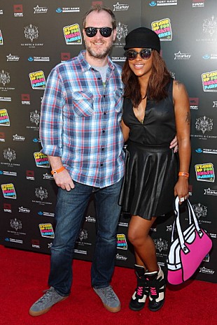 「イヴ、4,800kmに及んだ自動車ラリーのゴール地で結婚」