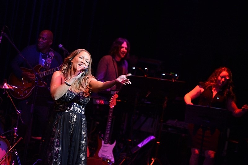 ノーブルでエレガントなステージにようこそ。 世界一気品あるソウル・シンガーの歌声を堪能するひとときを！