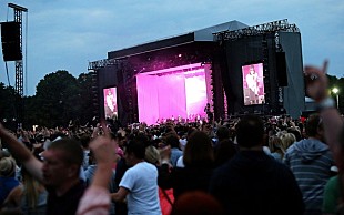 「ソニマニ＆サマソニで来日直前！カサビアン 地元レスターでの新作発売記念公演レポート」