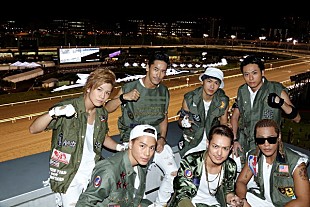 「三代目JSBが大井競馬場でプレミアムライブを実施、メンバー全員の“シンクロランニングマン”」