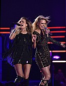 「ミランダ・ランバートとキャリー・アンダーウッドがハードロックな新曲MVを公開」1枚目/1