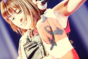 「アップアップガールズ（仮） 国内外の大物アーティストに並びライブ写真販売」