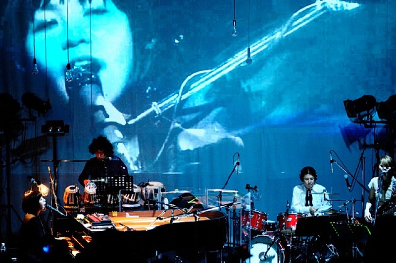 世武裕子デビュー5周年ワンマンライブで、圧巻のパフォーマンスとポップが同居する独特の世界観