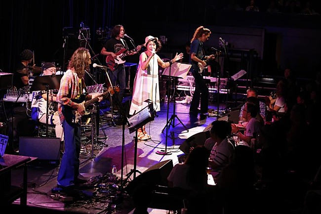 「水曜日の夜もにぎやか - EPOは天然色　センチメンタル・シティ・ロマンス＆杉真理とのコラボも」1枚目/4