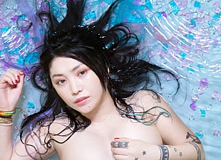 「鬼束ちひろ バンド名義ALのジャケ写でカネコアツシと最新型コラボ」