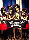 「BABYMETALにレディー・ガガもヘドバン大興奮、楽屋での2ショットも話題に」1枚目/6