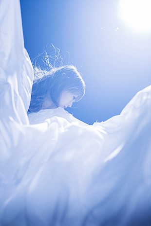 「Aimer×阿部真央 対バンライブでも披露したコラボ版「for ロンリー」音源化」