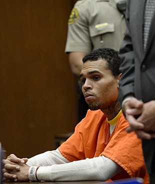 「6月に出所したクリス・ブラウン、その後の経過は？　裁判官が報告」