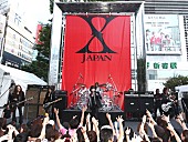 「X JAPAN 事前告知なしでストリートライブ敢行＆新曲MV撮影も」1枚目/5