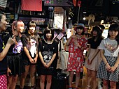 「ゆるめるモ！ サイン会で誌面グラビアから顔面まで書き込み＆特製Tシャツ発売」1枚目/5