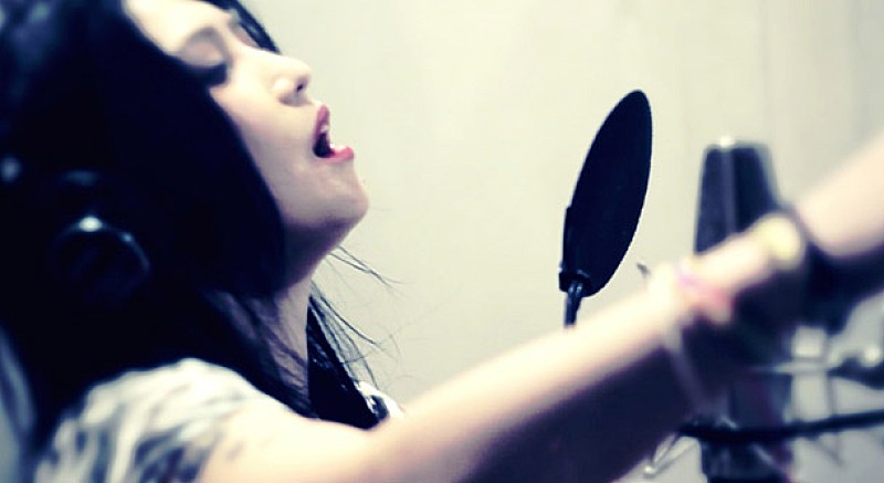 「鬼束ちひろ 歌入れ一発録りビデオ第2弾公開」1枚目/4