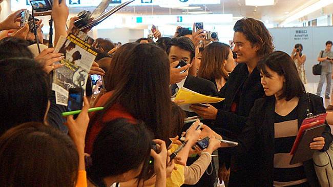 「オーランド・ブルーム来日！　羽田空港にファン300人が熱烈歓迎」1枚目/2