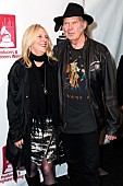 「ニール・ヤング、36年間連れ添った妻のペギと離婚の申し立て」1枚目/1