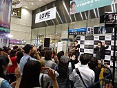 「吉田山田 雨降る中でフリーライブ敢行「日々」への想い語る」1枚目/6