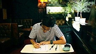 「tofubeats、PES（RIP SLYME）も友情出演した本人初の主演MV公開、見どころは「画力と服装」」