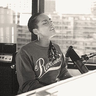 「アリシア・キーズ、祈りを込めた新曲公開＆ファレルやマドンナ参加のキャンペーンもスタート」