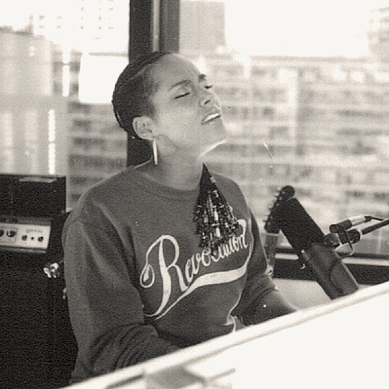 アリシア・キーズ、祈りを込めた新曲公開＆ファレルやマドンナ参加のキャンペーンもスタート