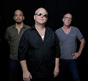 「ピクシーズ、ファン監督による新曲「Ring The Bell」MVを公開」