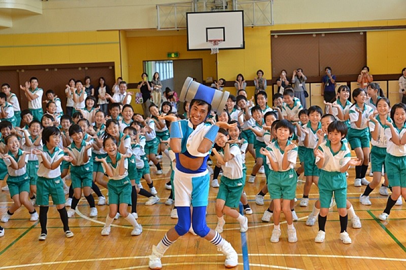 「小島よしお、一億円の保険をかけた腹筋で海外進出!?　」1枚目/1