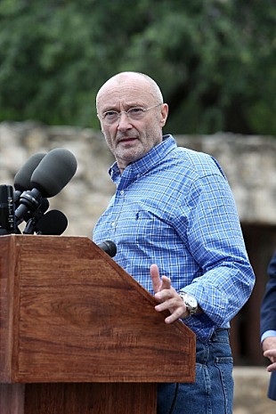 「“本格復帰はまだ”のフィル・コリンズ、息子（13）がドラムで共演か？」