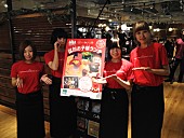 「赤い公園がカフェ店員に、合コンから“初めての共同作業”まで接客サービス」1枚目/7