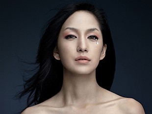 「中島美嘉 ベスト盤発売を記念して、不朽の名曲「雪の華」MV新バージョン公開」