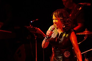 「今や貴重になったリアル・ソウルを体験できる絶好のチャンス！ 今宵はキャンディの歌に心揺さぶられて…。」