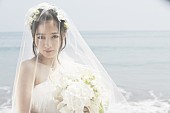 「橋本環奈（Rev. from DVL） 写真集でウエディングドレス姿披露「まだ両親に内緒なので…」」1枚目/2