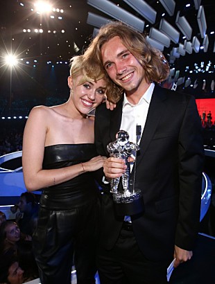 「マイリー・サイラスの話題の【VMA】同伴者に懲役6か月の判決」