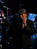 「深まり行く秋の夜を堪能する洗練されたステージ。今宵、ボビーの歌声による深い余韻を味わって…。　ボビー・コールドウェルライブレポート」1枚目/5