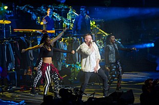 「マックルモア、15歳の時に入った“薬物治療施設”の式典に出席」