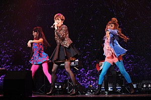 荻野目洋子 約20年ぶりの単独ライブ ミニワンピでダンシング | Daily
