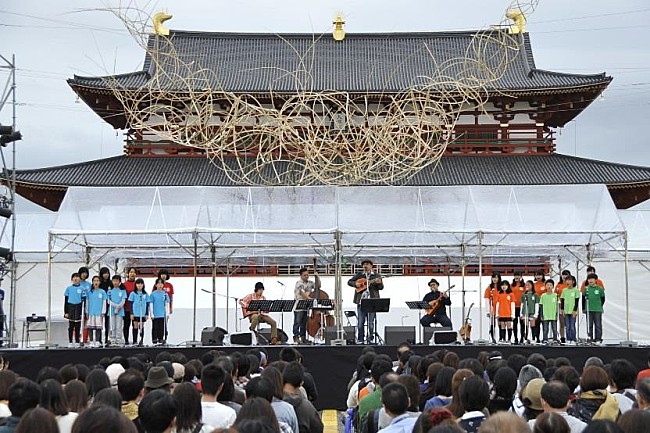 「『平城京天平祭 FMOSAKA Dramatic LIVE』ライブレポート 比嘉栄昇(BEGIN)、大塚 愛、吉田山田によるアコースティックな時間」1枚目/4