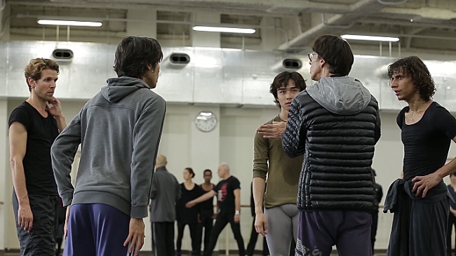 「第四楽章のソリストたちに指示を出す、BBL芸術監督のジル・ロマン」5枚目/5