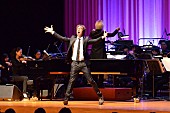 「ベン・フォールズ、日本で初めてのオーケストラ共演ライブで自ら指揮者に」1枚目/4