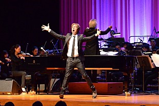 「ベン・フォールズ、日本で初めてのオーケストラ共演ライブで自ら指揮者に」